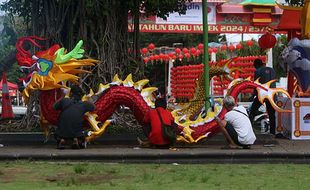 Keren! Sambut Imlek, Balai Kota Solo Dihias Ornamen Lampion Naga dan Koi