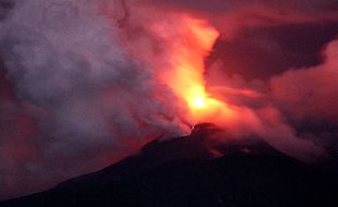 Status Awas, Ini Penampakan Gunung Lewotobi Semburkan Lava Pijar & Abu Vulkanik