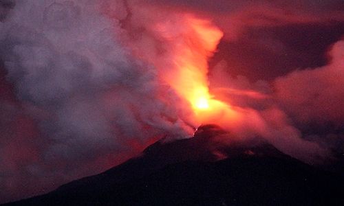 Status Awas, Ini Penampakan Gunung Lewotobi Semburkan Lava Pijar & Abu Vulkanik