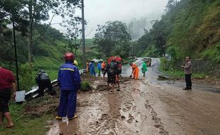 Longsor di Karanganyar, Jalan Tembus Tawangmangu-Magetan Sempat Ditutup 2 Jam