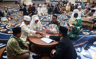 Potret Bahagia 9 Pasang Pengantin Ikuti Nikah Massal di Masjid Sheikh Zayed