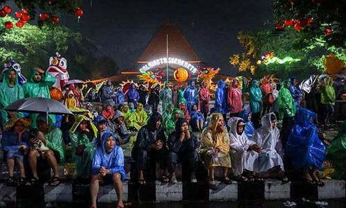 Warga Solo Rela Hujan-hujanan Dukung Timnas Vs Australia saat Nobar Piala Asia