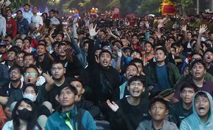 Momen Ekspresi Pecinta Sepak Bola Nobar Piala Asia di Depan Balai Kota Solo