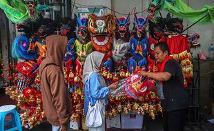 Jelang Imlek, Pedagang Musiman Mainan Barongsai Mulai Bermunculan di Solo