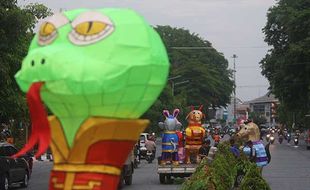 Jelang Imlek 2024, Jalan Jensud Solo Mulai Dipasang Hiasan Lampion Shio