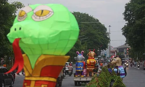 Jelang Imlek 2024, Jalan Jensud Solo Mulai Dipasang Hiasan Lampion Shio