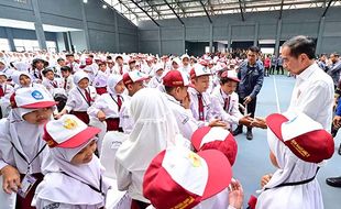 Kunjungi Magelang, Presiden Jokowi Bagikan Bantuan PIP kepada Seribu Siswa