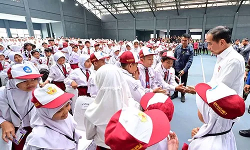 Kunjungi Magelang, Presiden Jokowi Bagikan Bantuan PIP kepada Seribu Siswa