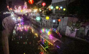 Wisata Naik Perahu Susuri Kali Pepe Solo Bertabur Indahnya Warna-warni Lampion