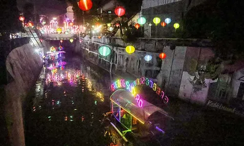 Wisata Naik Perahu Susuri Kali Pepe Solo Bertabur Indahnya Warna-warni Lampion