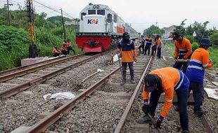 Perbaikan Rel Pasca Anjloknya KA Pandalungan di Sidoarjo