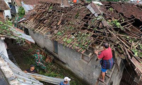 Angin Puting Beliung Rusak Puluhan Rumah Warga di Wonosobo