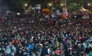 Warga Solo Antusias Nobar Indonesia vs Jepang di Depan Balai Kota meski Hujan