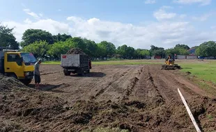 Revitalisasi Dimulai, Alat Berat Mulai Keruk Tanah di Alun-alun Utara Solo