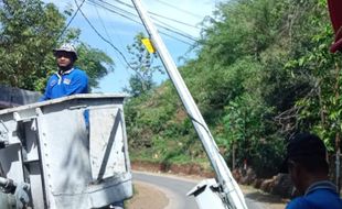 15 PJU di Karanganyar Rusak dan Ambruk Diterjang Hujan dan Angin Kencang 