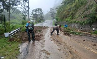 Tebing Jalan Tembus Tawangmangu-Magetan di Karanganyar Longsor