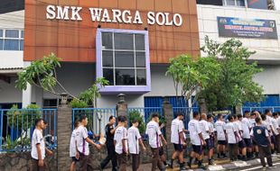 Ratusan Siswa Ikuti Jalan Sehat Sambut Setengah Abad SMK Warga Solo