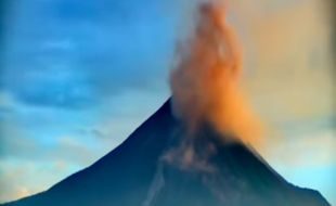 Awas! Gunung Merapi Keluarkan Awan Panas ke Kali Boyong Pagi Ini