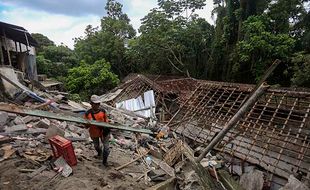 Talut Rumah Sepanjang 15 Meter Ambrol Timpa Bangunan Kampus di Sleman