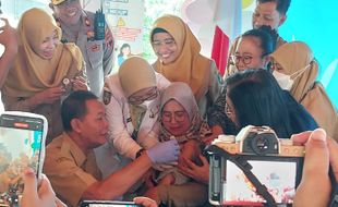 Awali Sub PIN, Wawali Solo Teguh Prakosa Berikan Imunisasi Polio ke Anak-anak