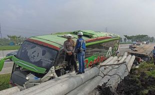 Kronologi Kecelakaan Bus Rombongan Guru Tabrak Truk Paku Bumi di Tol Ngawi-Solo