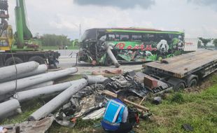 Kecelakaan Bus Tabrak Truk di Tol Ngawi-Solo, Kernet Tertimpa Muatan Paku Bumi