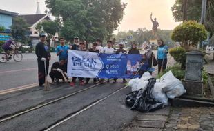 Tahun Baru, Jemaat Ahmadiyah Bantu DLH Solo Bersihkan Kota