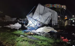 Tenda Pameran UMKM di Sidoarjo Roboh Diterjang Angin Kencang