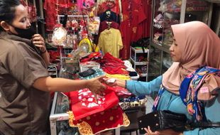 Penjualan Meningkat, Pedagang Baju Cheongsam di Pasar Gede Solo Panen Rezeki