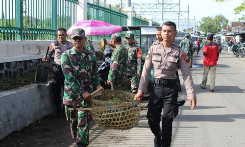 Bawa Pesan Pemilu Damai, Bakti Sosial TNI-Polri Sasar Pasar Ngeseng Klaten