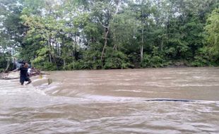 Banjir Rendam Jembatan, Ratusan Warga di Kedungwanglu Gunungkidul Terisolir