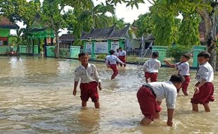 Hari Pertama Masuk Sekolah, Siswa SDN di Ngawi Disambut Banjir