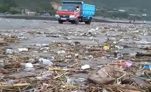 Imbas Siklon Tropis Anggrek, Pantai Selatan Bantul Kebanjiran Sampah dari Hulu