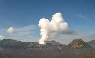 Asap Putih Tebal Keluar dari Kawah Gunung Bromo, Ini Penjelasan PVMBG