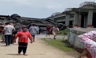 Rusak Parah! Bus Jurusan Jakarta-Semarang Terjun dari Tol Pemalang