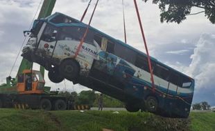 Usut Kecelakaan Bus SMAN 1 Sidoarjo di Tol Ngawi-Solo, Pengemudi Truk Diperiksa