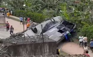 Update! Bus Jakarta-Semarang Terjun di Tol Pemalang, 2 Orang Meninggal