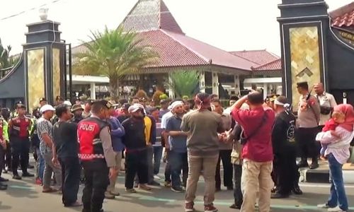 Jagung Impor Langka, Peternak Ayam Geruduk Kantor Pemkab Magetan