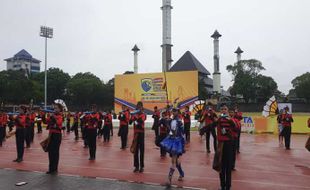 Drum Band SD Warga Iringi Pembukaan SAC 2024 di Stadion Sriwedari