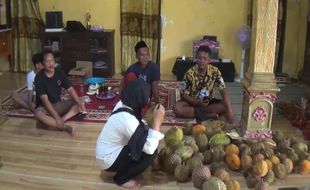 Mencicipi Legitnya Raja Buah Khas Lereng Gunung Lawu di Kampung Durian Ngawi