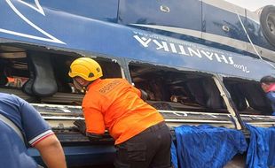 Cerita Tim SAR Evakuasi Bus Jatuh di Tol Pemalang