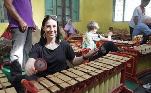 Peserta Program BIPA UMS Belajar Memainkan Gamelan di Bayat Klaten