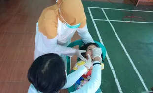 Polio Bikin Waswas, Ortu di Wonogiri Berdatangan Bawa Anak ke Lokasi Imunisasi