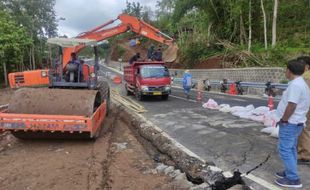 Jalan Tawang-Ngalang di Gunungkidul Ambles, Padahal Baru Diresmikan Gubernur