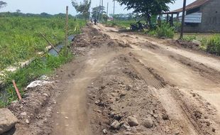 Tambah Rusak setelah Hujan, Jalan Gedaren-Manjungan Klaten Mirip Jalur Offroad