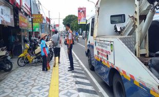 Walah! Jalur Pedestrian di Solo Dipakai untuk Parkir