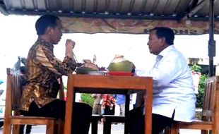 Jokowi Ajak Prabowo Makan Bakso & Minum Es Degan di Magelang