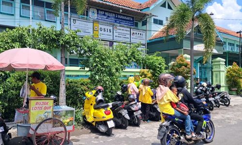 Depan Sekolah Digunakan Kampanye, Siswa SMPN 2 Solo Terpaksa Belajar di Rumah 