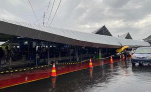 Hujan Deras Disertai Angin Kencang, Kanopi Stasiun Jogja Ambrol Timpa 5 Mobil