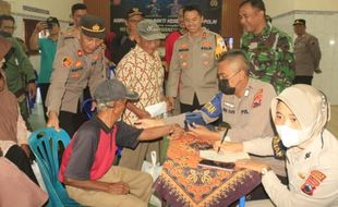 Kodim-Polres Klaten Kerja Bareng Bersihkan Fasum dan Gelar Baksos untuk Warga